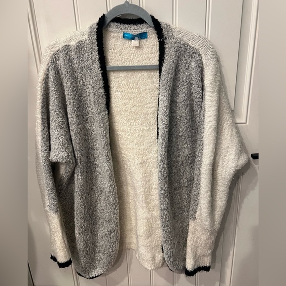 Medium soft teddy Gray and White Knit Cardigan Sweater - Picture 5 of 7